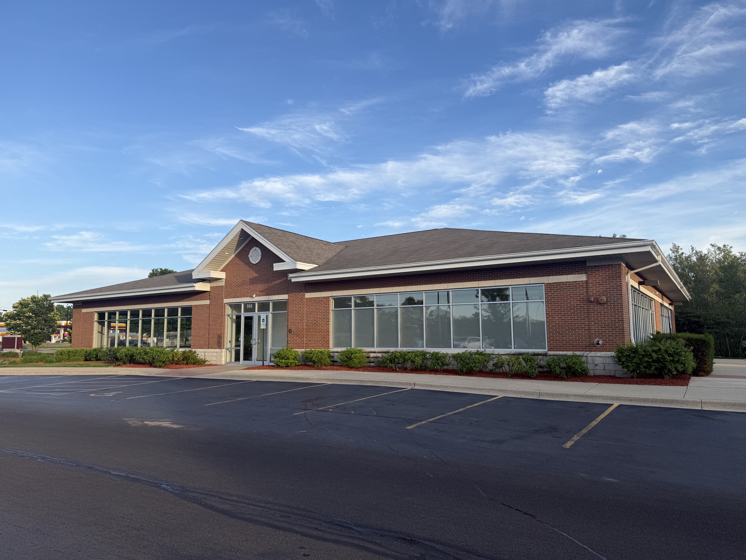 A clean, freestanding building on Milwaukee Ave — Lease in Vernon Hills, IL, photo 2 of 8