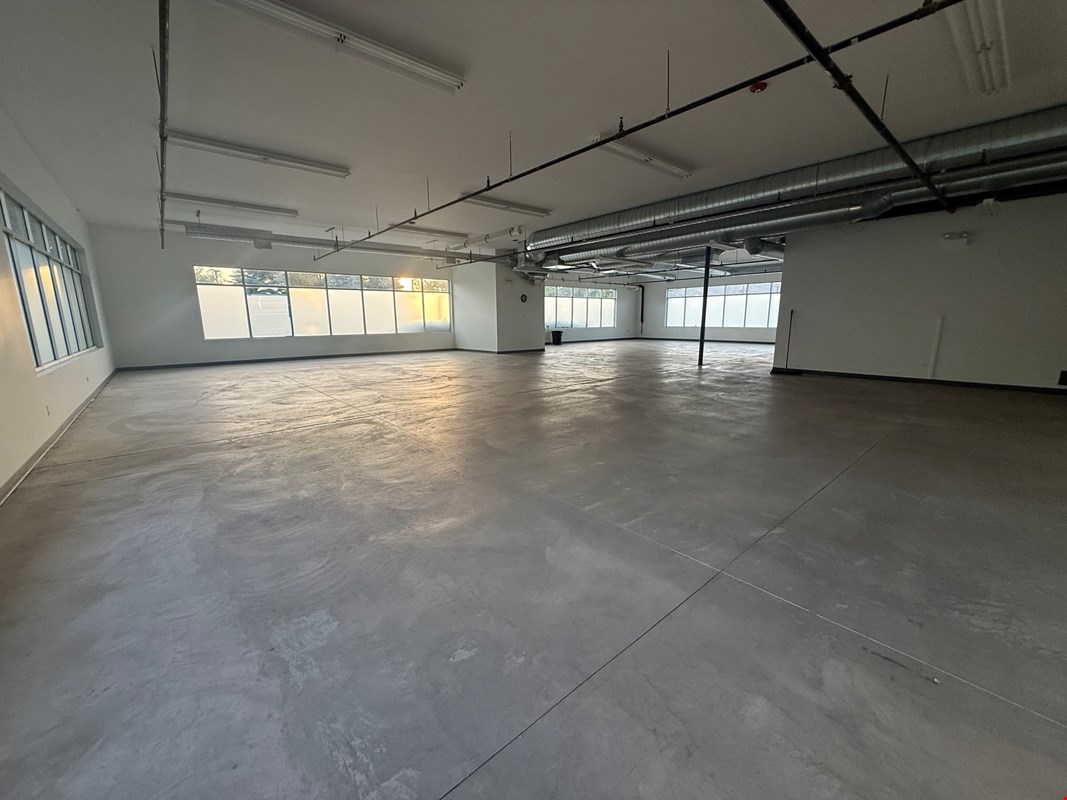 A clean, freestanding building on Milwaukee Ave — Lease in Vernon Hills, IL, photo 3 of 8