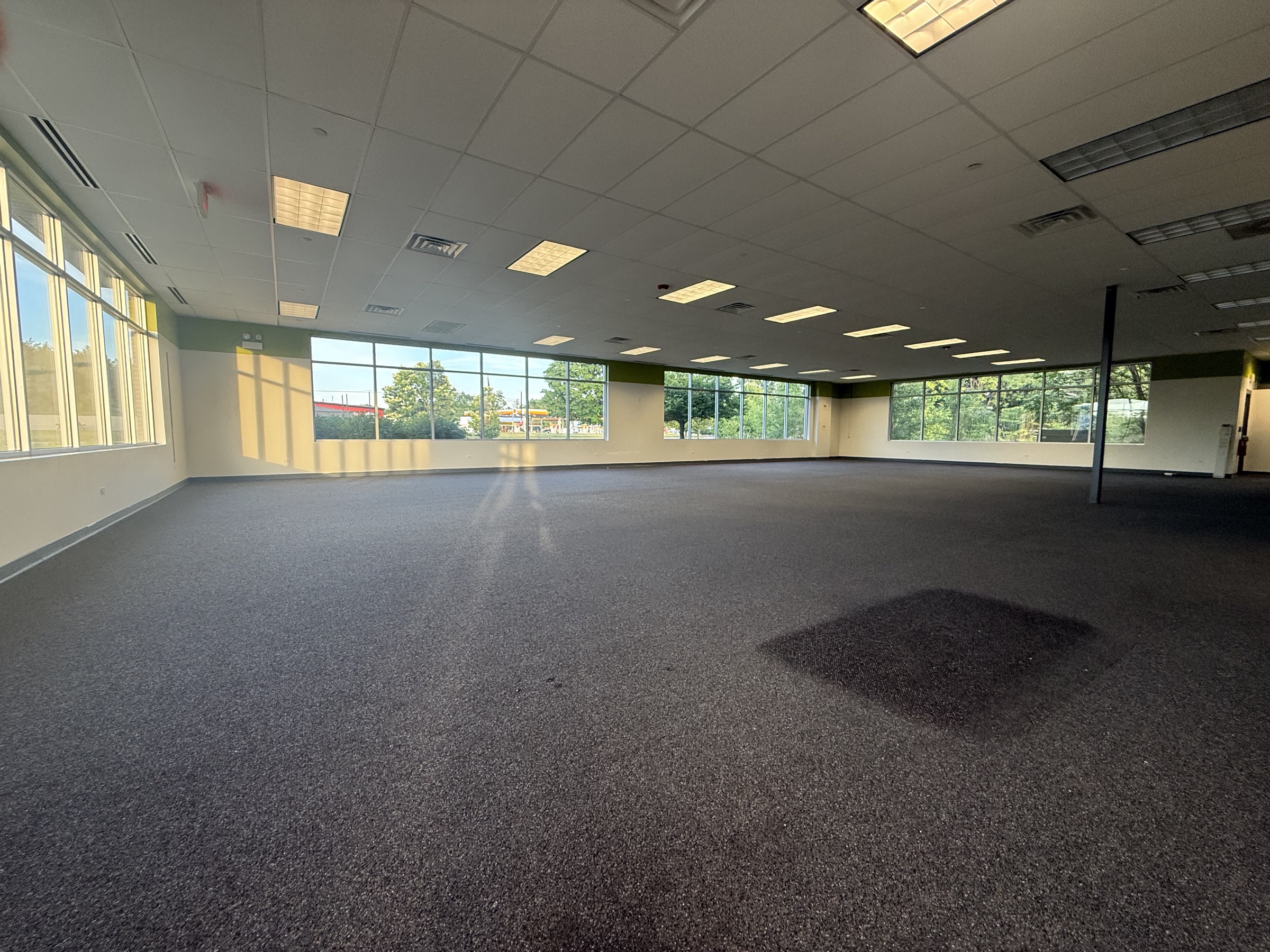 A clean, freestanding building on Milwaukee Ave — Lease in Vernon Hills, IL, photo 4 of 8