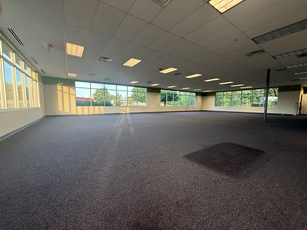 A clean, freestanding building on Milwaukee Ave — Lease in Vernon Hills, IL, photo 4 of 8