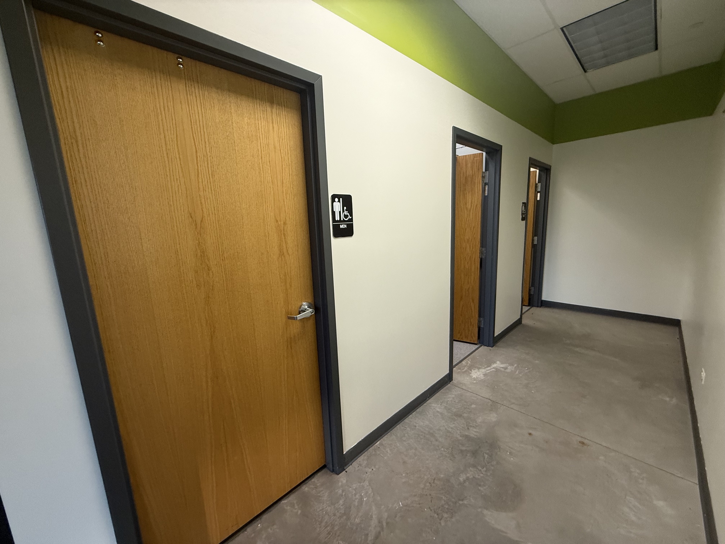 A clean, freestanding building on Milwaukee Ave — Lease in Vernon Hills, IL, photo 5 of 8