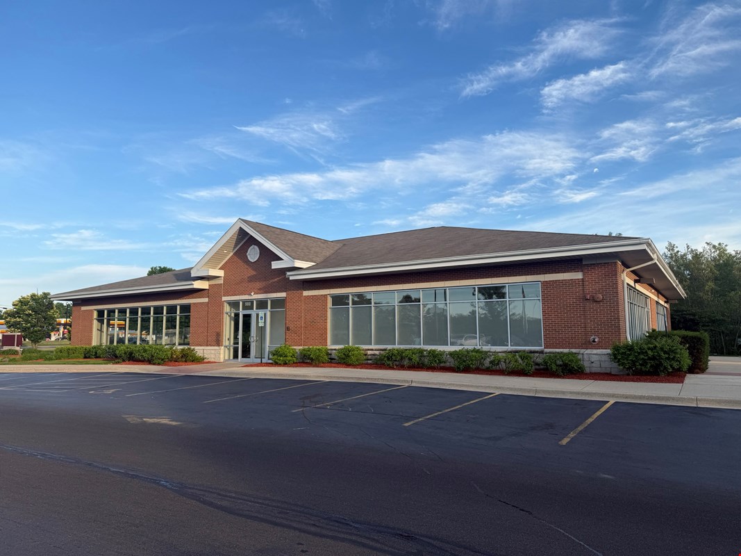 A clean, freestanding building on Milwaukee Ave — Lease in Vernon Hills, IL, photo 6 of 8