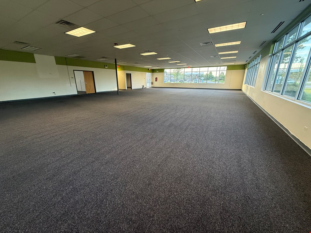 A clean, freestanding building on Milwaukee Ave — Lease in Vernon Hills, IL, photo 1 of 8