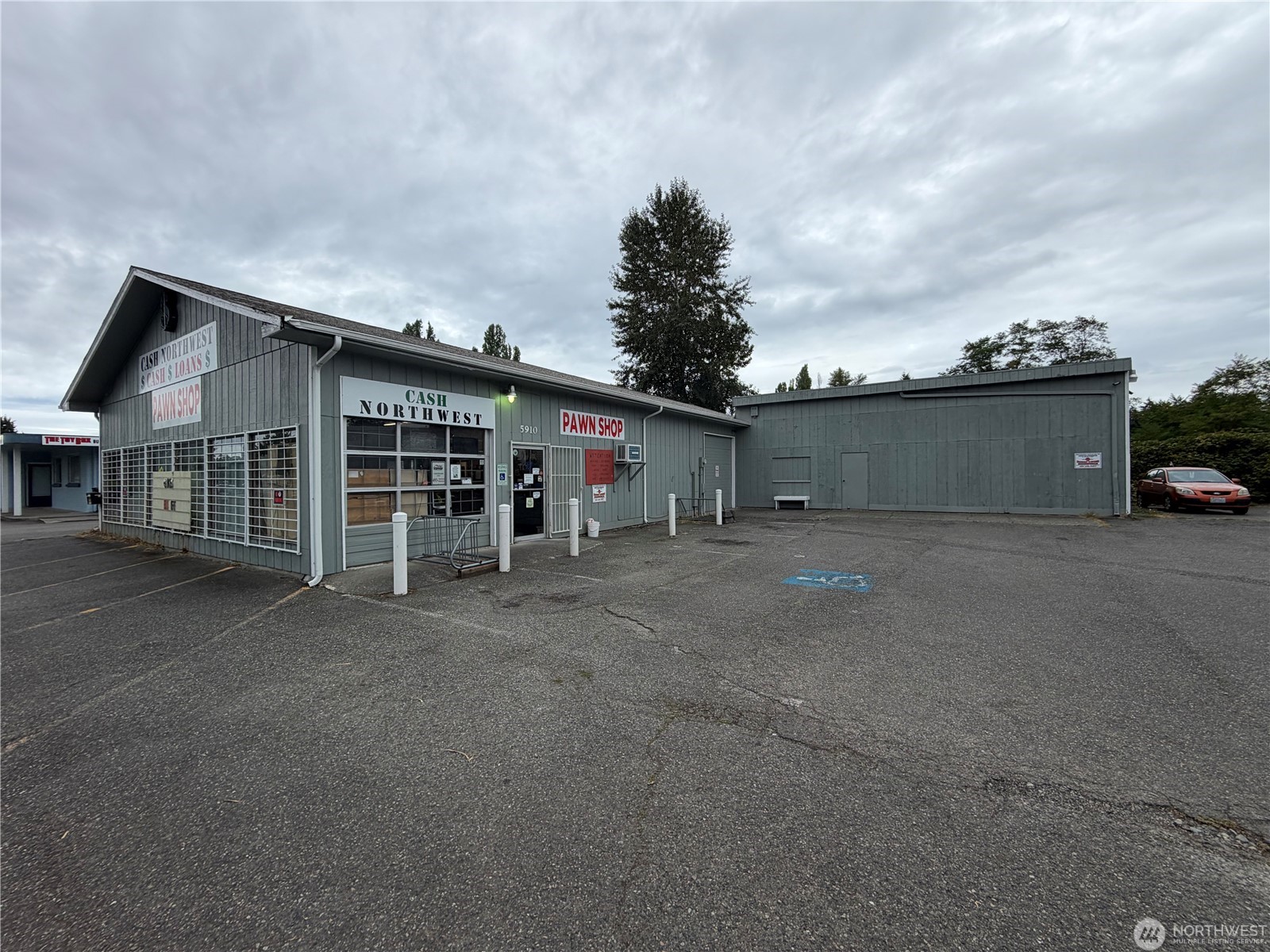 Freestanding Building in High-Traffic Corridor — Sale in Lacey, WA, photo 2 of 6