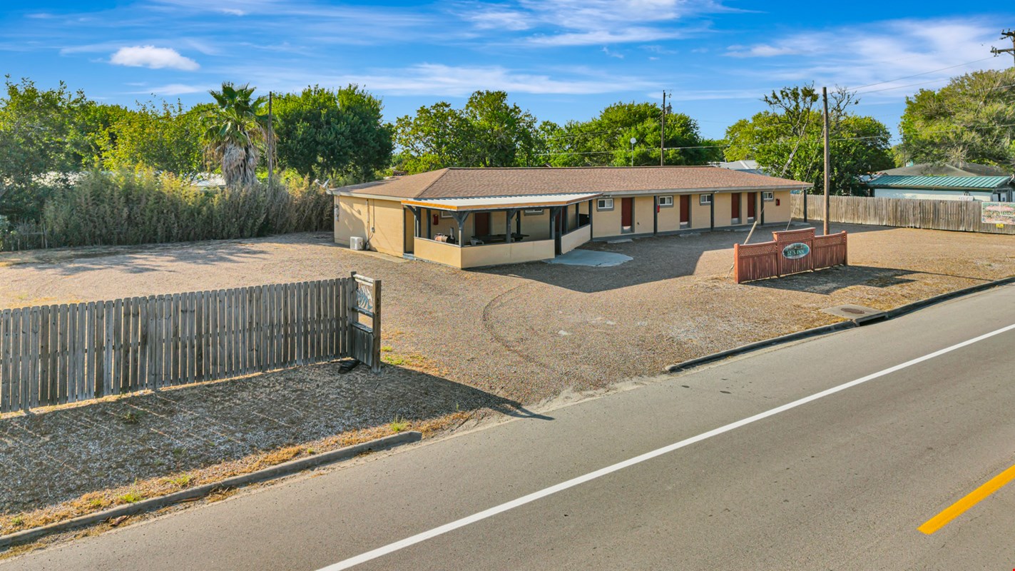 Magnolia Beach Motel — Sale in Port Lavaca, TX, photo 4 of 8