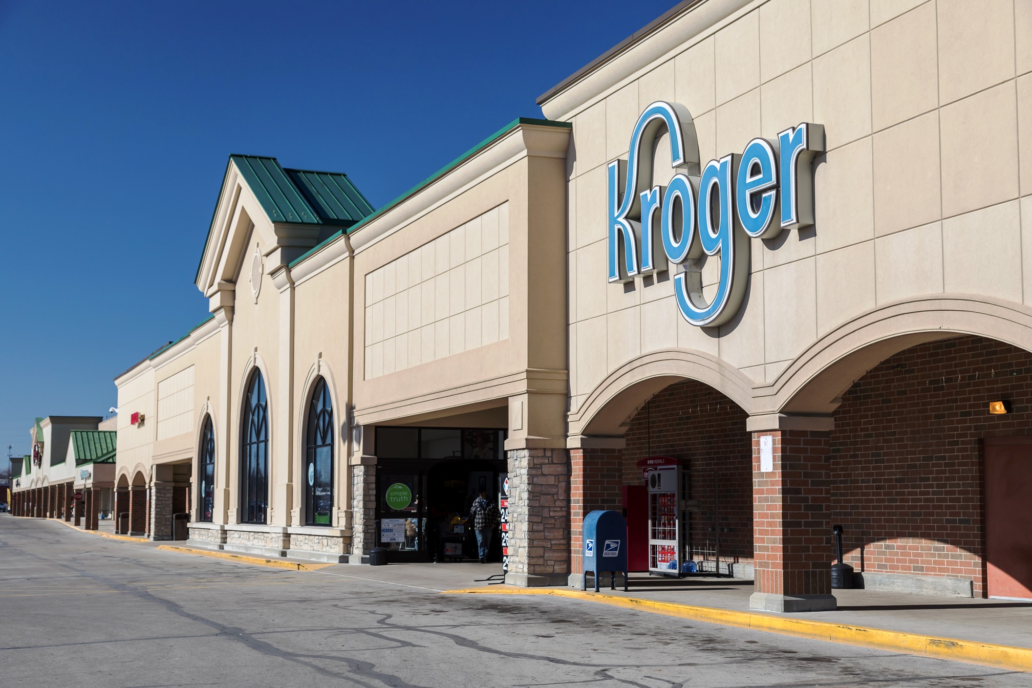 Kroger Anchored Center w/McDonald's 40/SF Price FOR SALE on 1510 Covington Avenue,