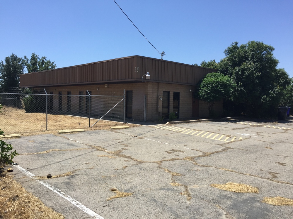Freestanding Office Space Available w/ Parking Lot FOR SALE on 601 S