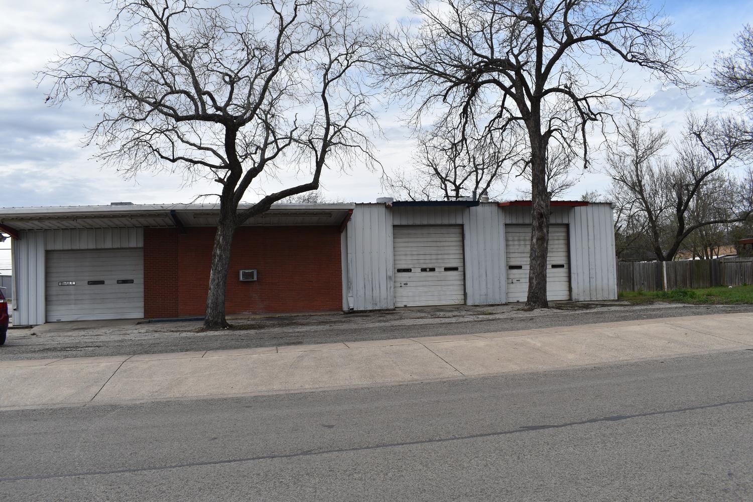 Mechanic Shop FOR SALE on 500 W. 2nd Street,