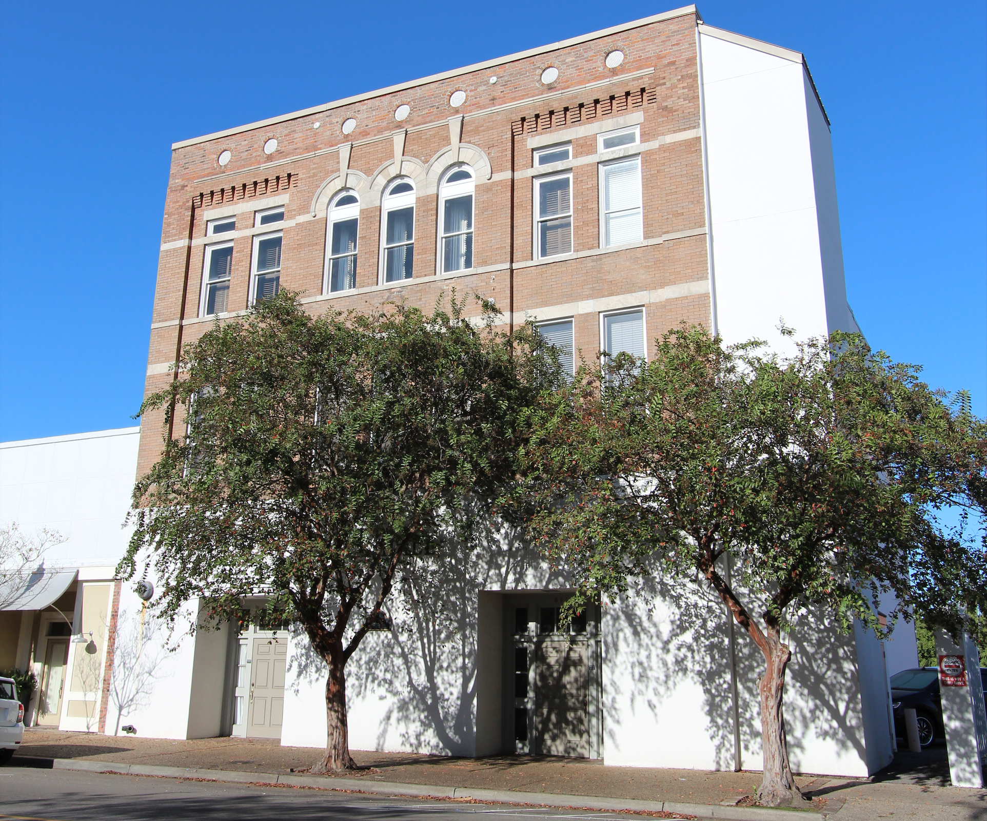 Office Buildings Downtown Hattiesburg FOR SALE on 623 Main Street