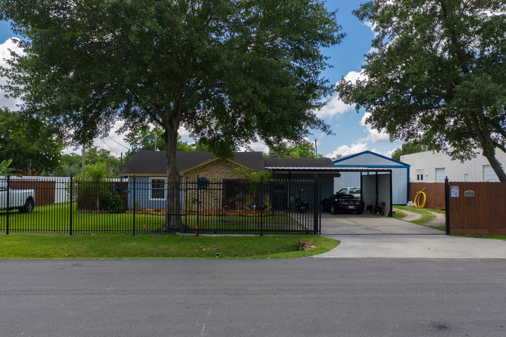 Office/Shop on 21,000 SF Fully Fenced, 6009 Maple Street, Houston, TX 77074