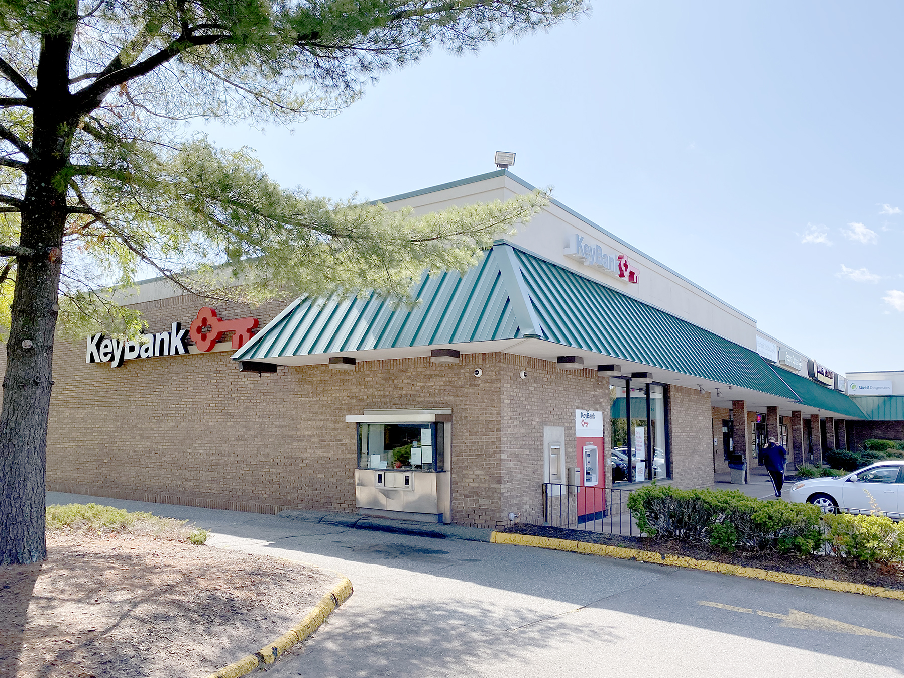1,200± SF END CAP RESTAURANT/RETAIL SPACE 