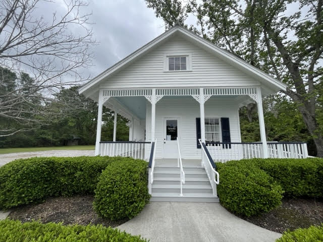 Historic Cottage in Lacombe