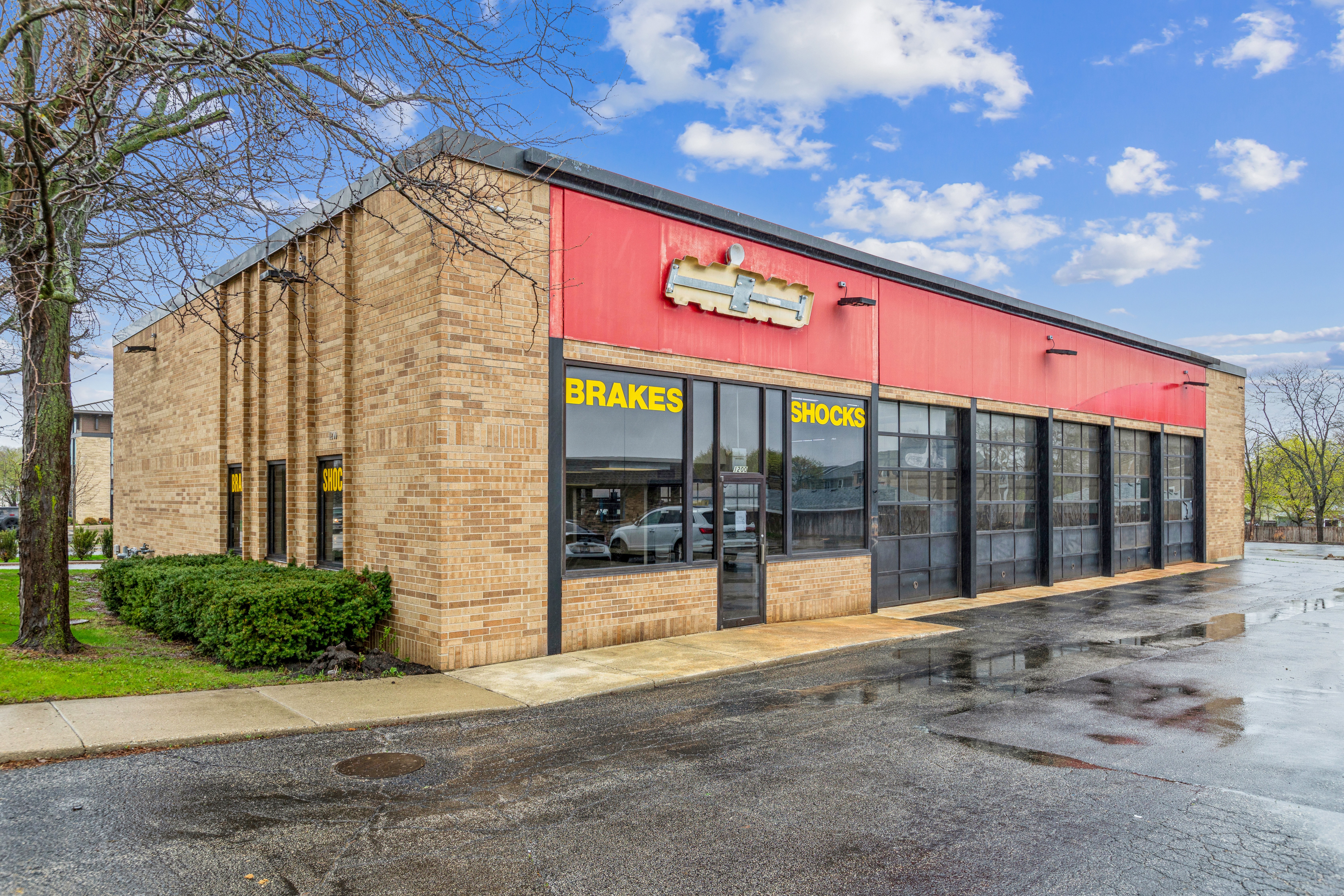 5,000 Sq.Ft Automotive Repair Shop I 10 Bay I Downtown Libertyville, IL