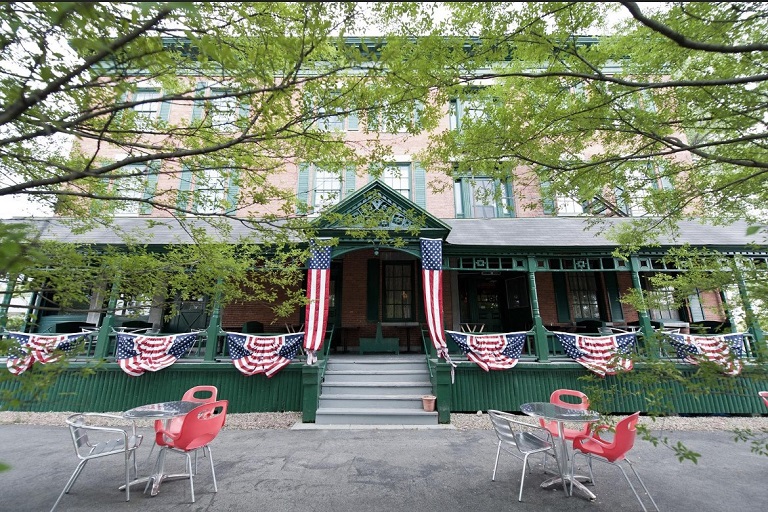 Rogues Harbor Inn & B&B
