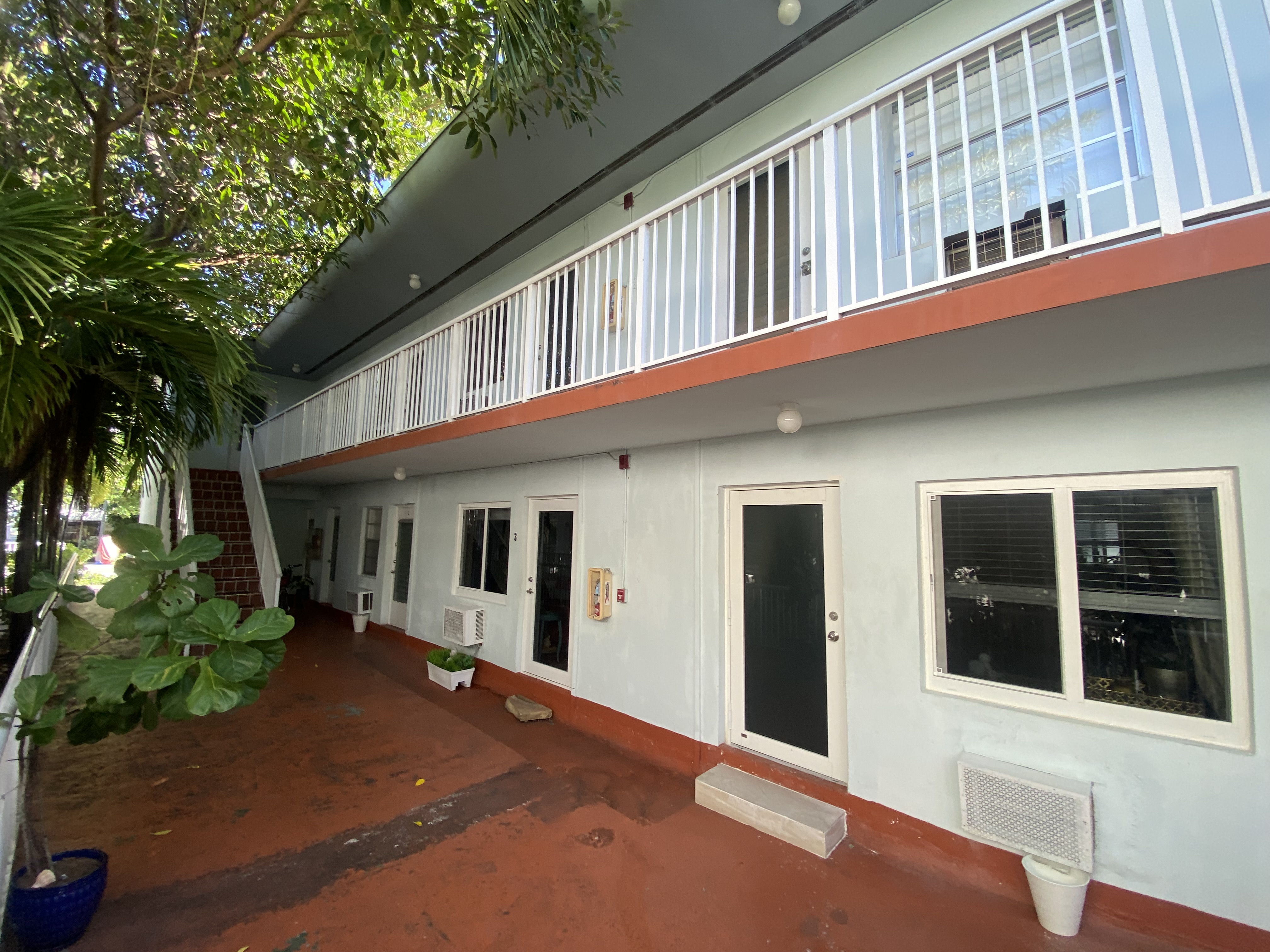220 Meridian Ave